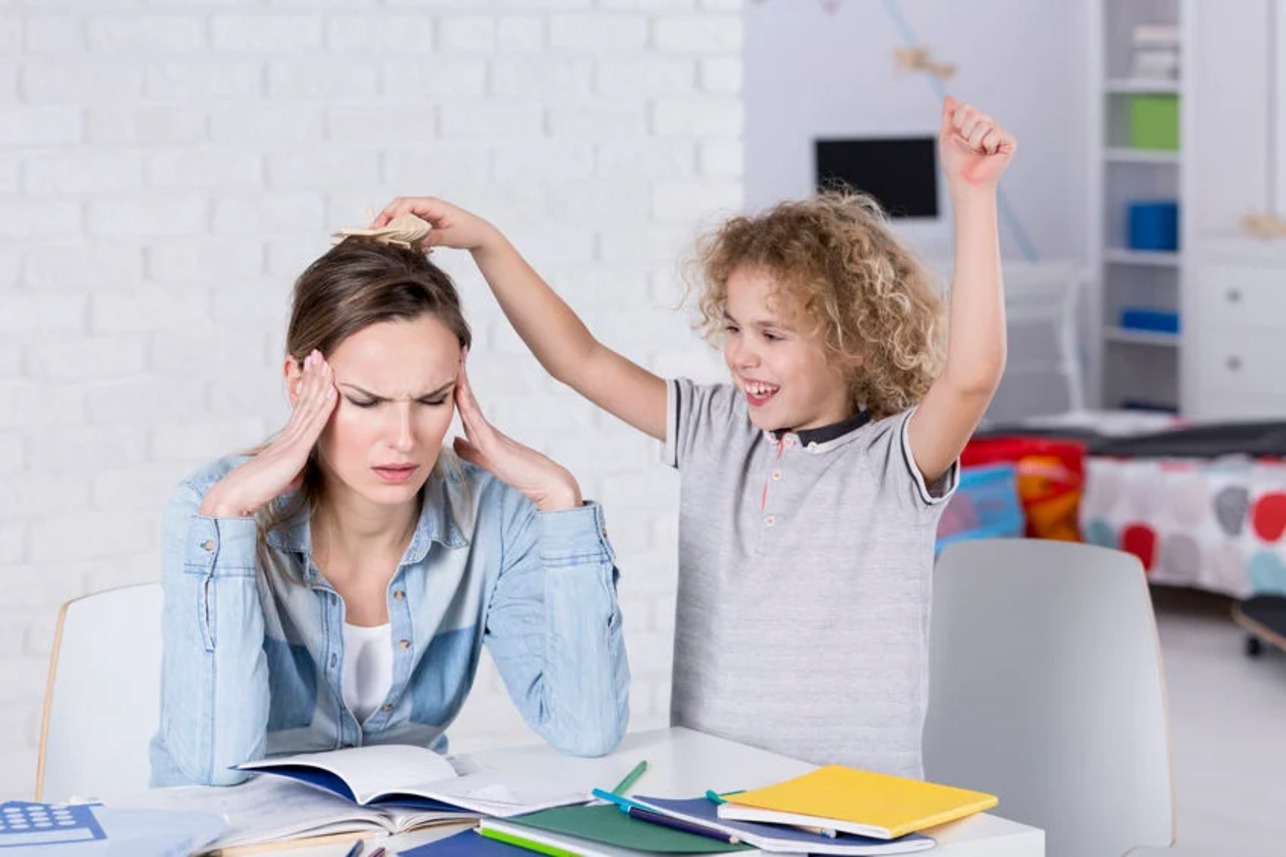 تفاوت شیطنت کودک با بیش فعالی چیست؟ نشانه ها و تشخیص