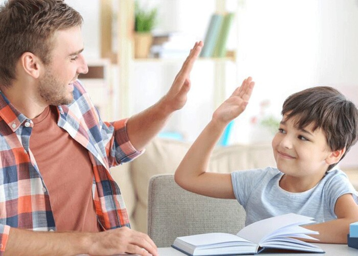 چگونه اعتماد به نفس کودک را تقویت کنیم؟ راهکارهای عملی والدین