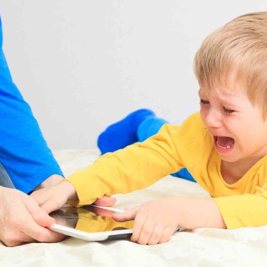 کاهش وابستگی کودک به گوشی: راهکارهای عملی برای والدین