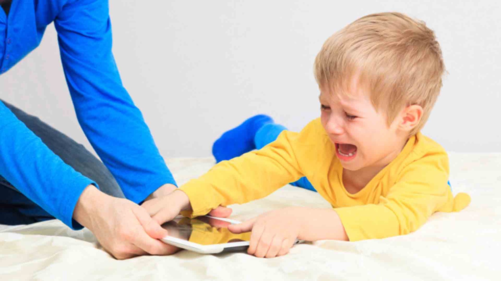 کاهش وابستگی کودک به گوشی: راهکارهای عملی برای والدین
