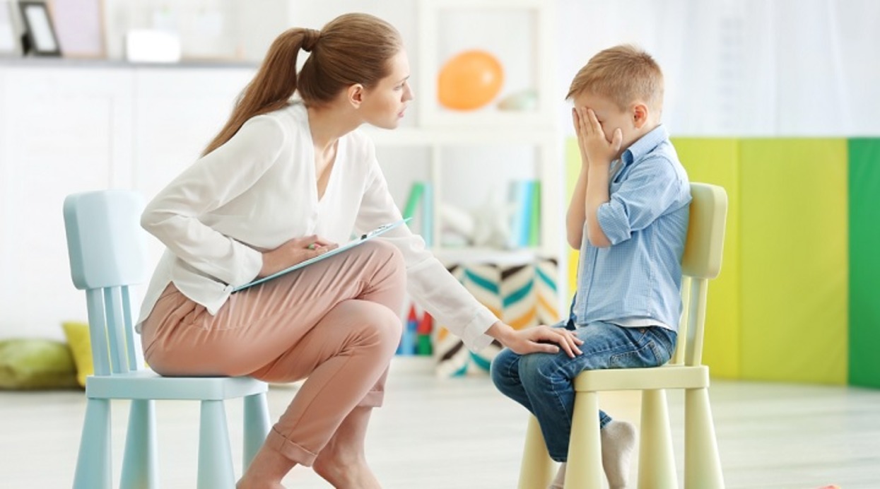 چه زمانی کودک به روانشناس نیاز دارد؟ نشانه‌های مهم