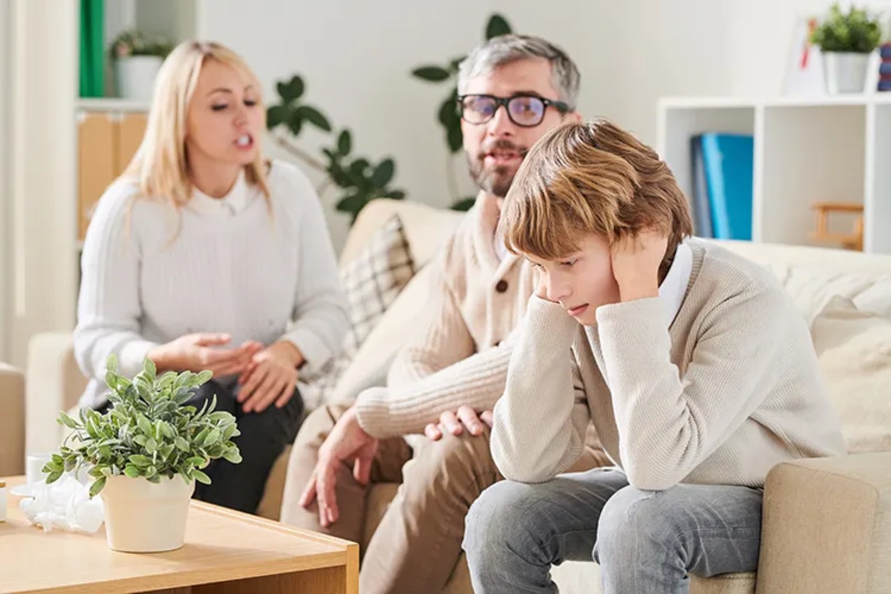 چگونه با نوجوان لجباز و نافرمان برخورد کنیم؟ راهنمای والدین